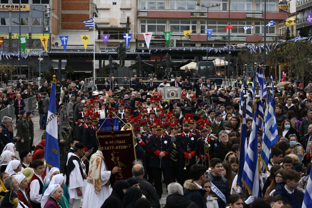 Χιλιάδες λαού στην Λαμία υποδέχτηκαν τον Όσιο Βησσαρίωνα τον Αγαθωνίτη – Για πρώτη φορά το άφθαρτο Σκήνωμα βγήκε από το Μοναστήρι του