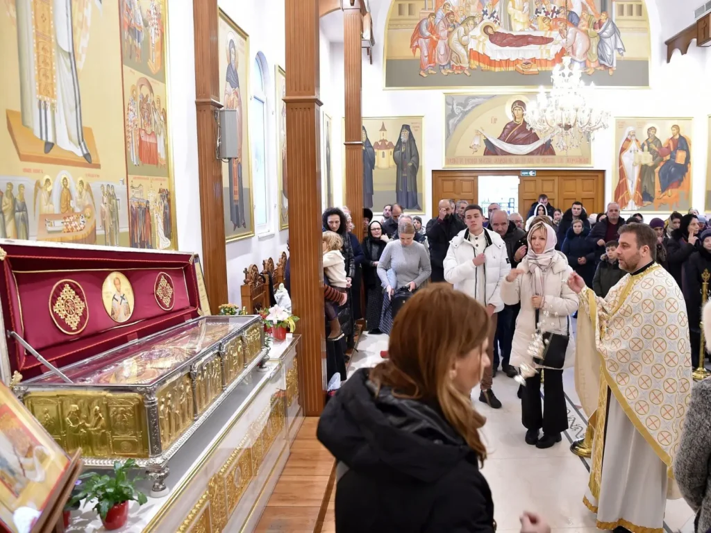 Paraclisul Catedralei Naționale a serbat Aducerea moaștelor Sf. Ioan Hrisostom. Cum a ajuns un fragment la București