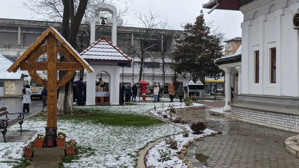 Mitropolitul Ioan a sfințit clopotnița și troița bisericii din curtea spitalului „Victor Babeș” din Timișoara