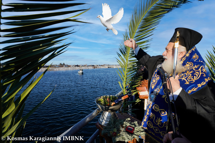 Κατάδυση του Τιμίου Σταυρού στα παγωμένα νερά του Αλιάκμονα (ΦΩΤΟ)