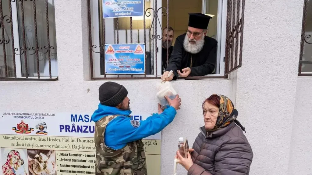 Protopopiatul Onești: Arhiepiscopul Ioachim a distribuit pachete pentru Masa Bucuriei