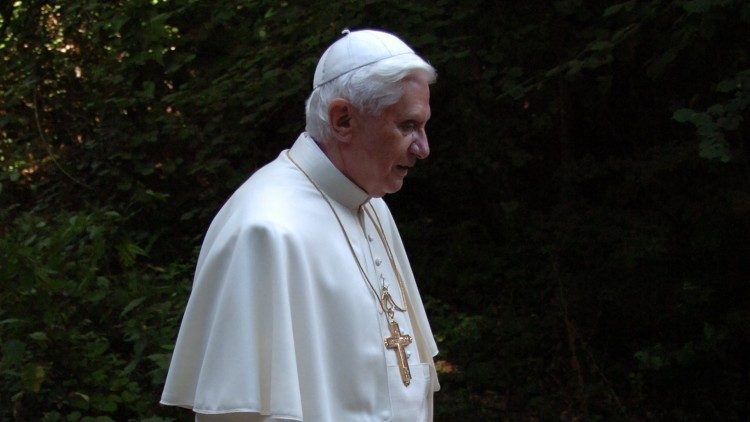 Προκαθήμενοι Ορθοδόξων Εκκλησιών για το πάπα Βενέδικτο – Σε λαϊκό προσκύνημα η σορός