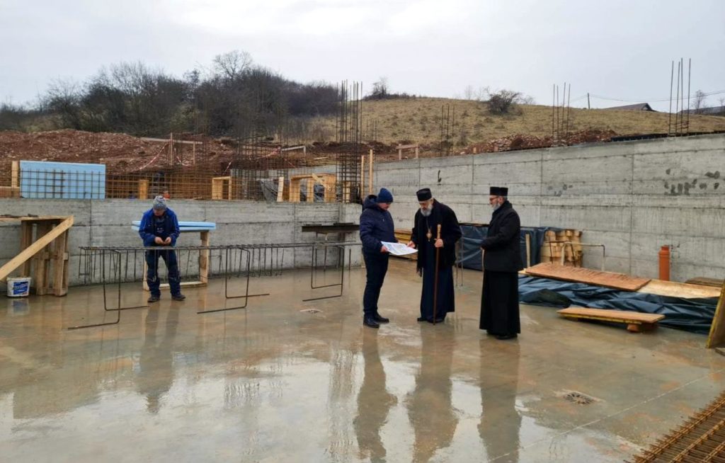Eparhia Alba Iuliei construieşte o nouă grădiniţă. Arhiepiscopul Irineu a mers să vadă stadiul lucrărilor
