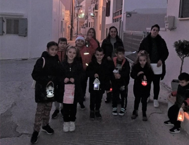 Τα παιδιά του Κατηχητικού Σχολείου της Ενορίας Ταξιαρχών Ερμουπόλεως έψαλαν τα Κάλαντα των Φώτων