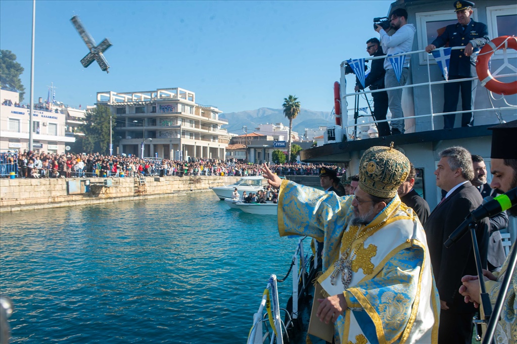 Πάνδημος ο εορτασμός των Θεοφανείων στην Καλαμάτα 