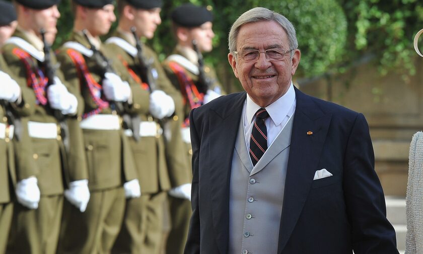 Σε λαϊκό προσκύνημα η σορός του τ. Βασιλιά Κωνσταντίνου