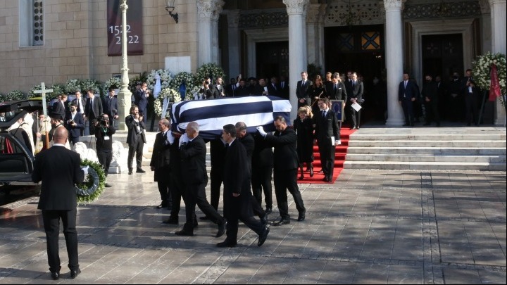 Ολοκληρώθηκε η Εξόδιος Ακολουθία του τέως Βασιλιά Κωνσταντίνου – Ξεκίνησε η πομπή με τη σορό του για το Τατόι (ΦΩΤΟ)