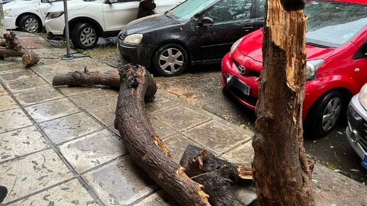 Ανεμοστρόβιλος έπληξε  χωριά της Παραμυθιάς – Χαλάζι στην Άρτα