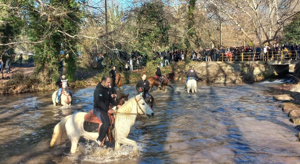 Οι καβαλάρηδες έπιασαν τον σταυρό στην Αραβησσό Πέλλας (ΒΙΝΤΕΟ)