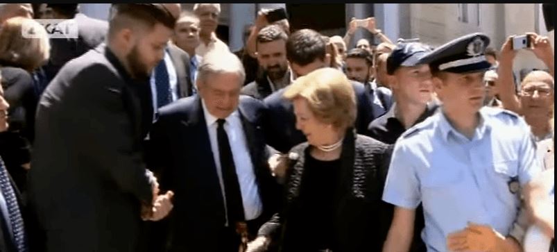 Όταν ο τ. Βασιλιάς Κωνσταντίνος αποχαιρετούσε στη Μητρόπολη τον Κωνσταντίνο Μητσοτάκη