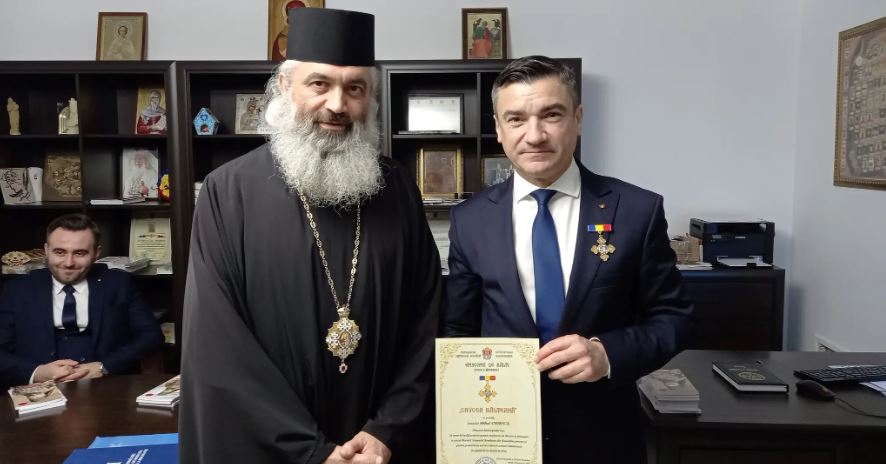 Acord de cooperare între Municipiile Iași și Bălți. Primarul Mihai Chirica a fost decorat de Episcopul Antonie