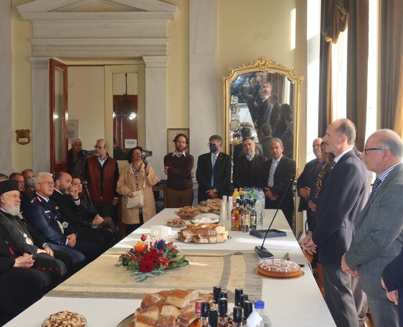 Την Αγιοβασιλιόπιτα του Δήμου Σύρου Ερμούπολης ευλόγησε ο Μητροπολίτης Σύρου