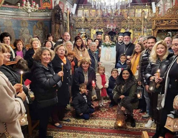 Με φαναράκια έγινε η λιτανεία της Ιεράς Εικόνας του Αγίου Βασιλείου στη Χώρα