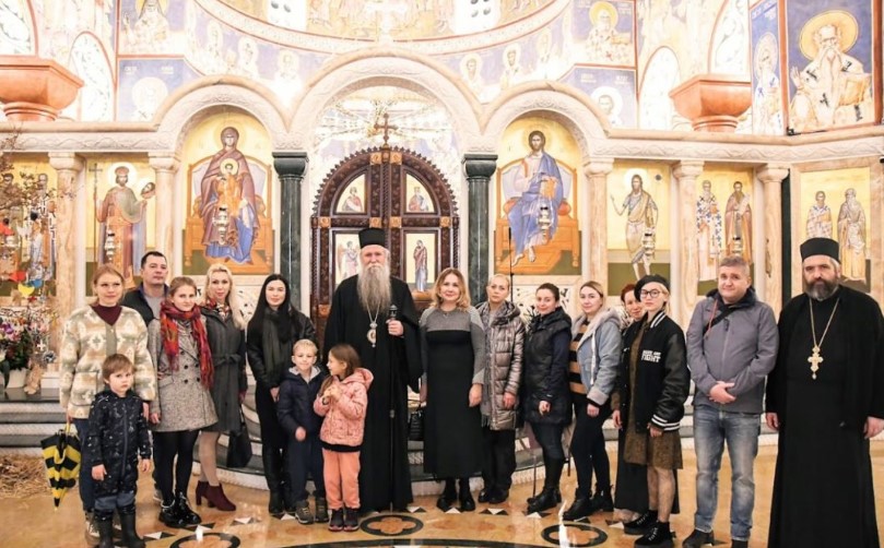 Μητροπολίτης Ιωαννίκιος με Ουκρανούς πρόσφυγες: “Προσευχόμαστε στον Θεό για ειρήνη”