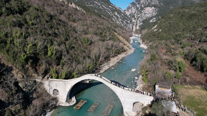 Μετά από 8 χρόνια ο αγιασμός των υδάτων στο γεφύρι της Πλάκας