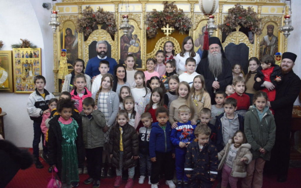 Γέμισε παιδικές φωνές η Μονή Τσέτνιε ανήμερα τα Χριστούγεννα