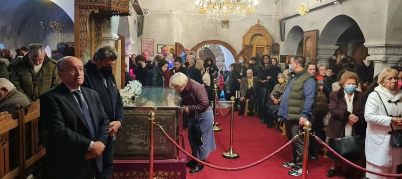 Εκατοντάδες πιστοί στη Νέα Μάκρη τίμησαν τον Άγιο Εφραίμ τον θαυματουργό, 73 χρόνια μετά την εύρεση των Λειψάνων του
