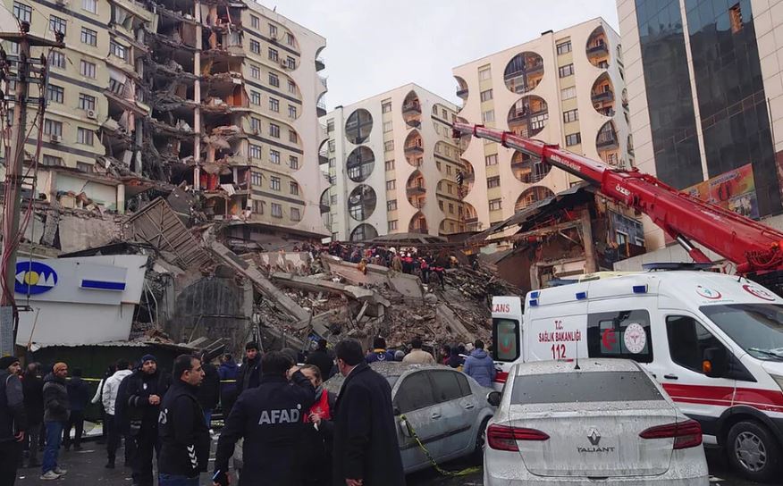 Σεισμός στην Τουρκία: Πολυκατοικίες γκρεμίζονται σαν χάρτινοι πύργοι