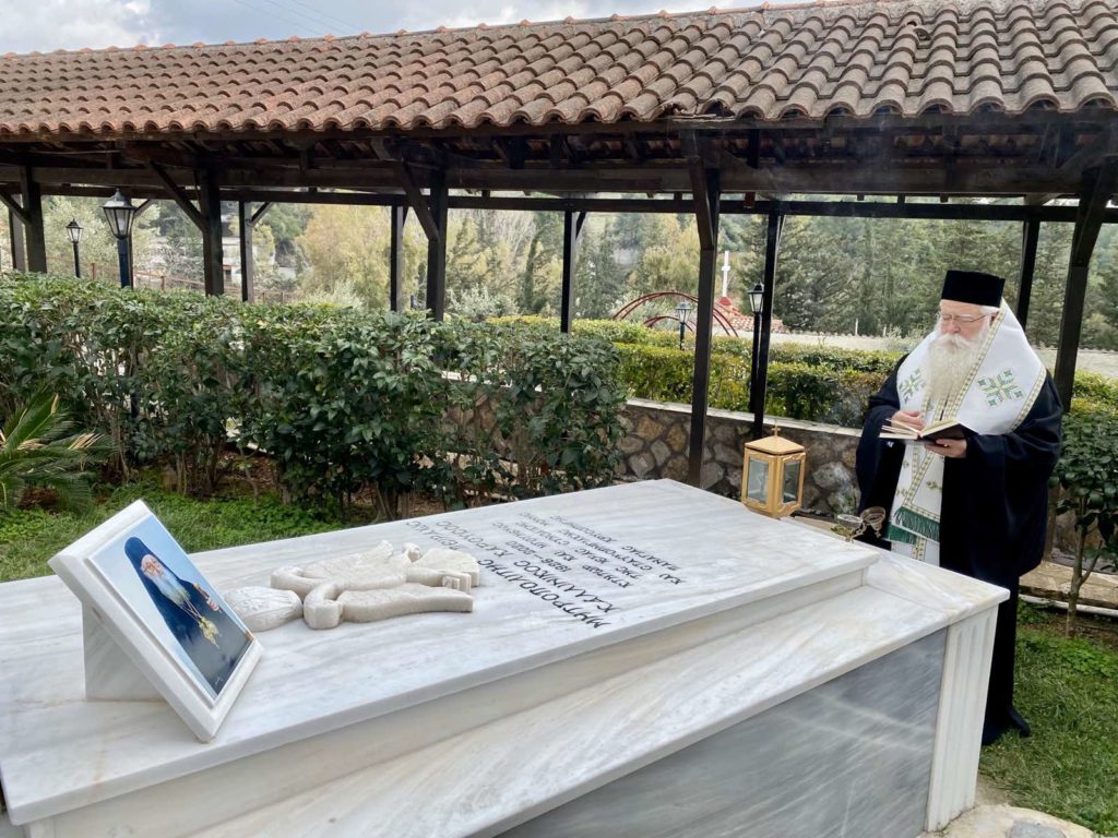 Τρισάγιο του Δημητριάδος Ιγνατίου στον τάφο του πρ. Πειραιώς Καλλίνικου για τα τρία χρόνια από την εκδημία του