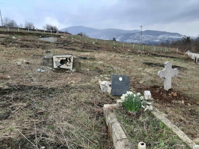 Оскрнављено српско православно гробље у општини Кључ