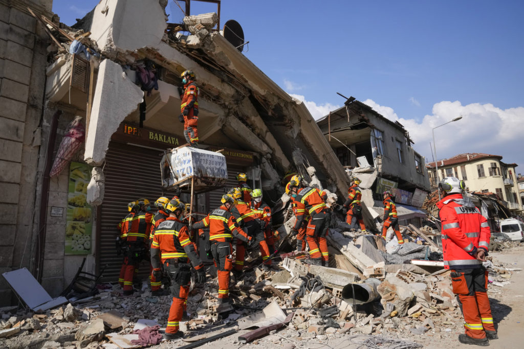 Τουρκία: Δύο επιζώντες ανασύρθηκαν από τα ερείπια 208 ώρες μετά τον σεισμό