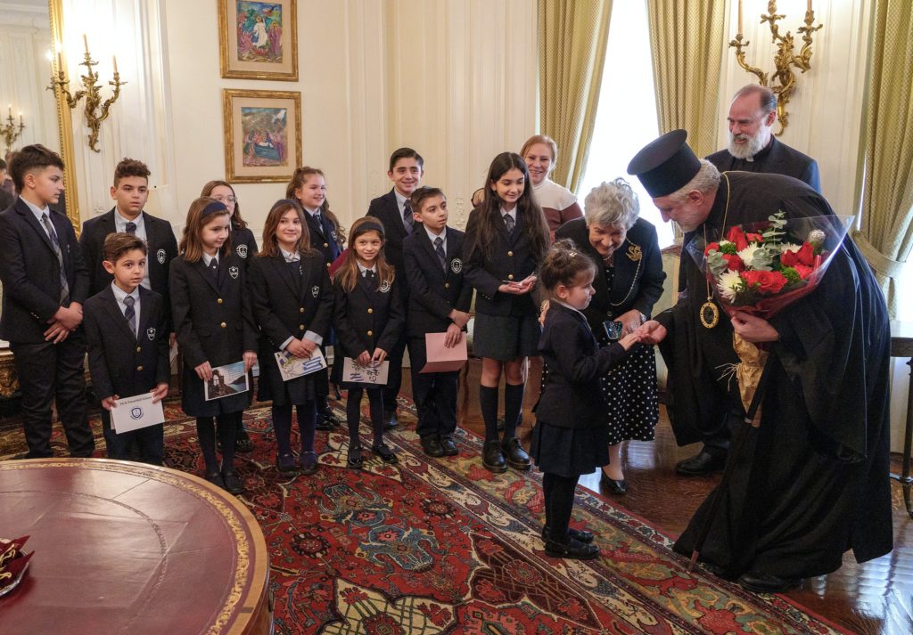 Μαθητές επισκέφθηκαν τον Αρχιεπίσκοπο Ελπιδοφόρο για τον εορτασμό της Διεθνούς Ημέρας Ελληνικής Γλώσσας