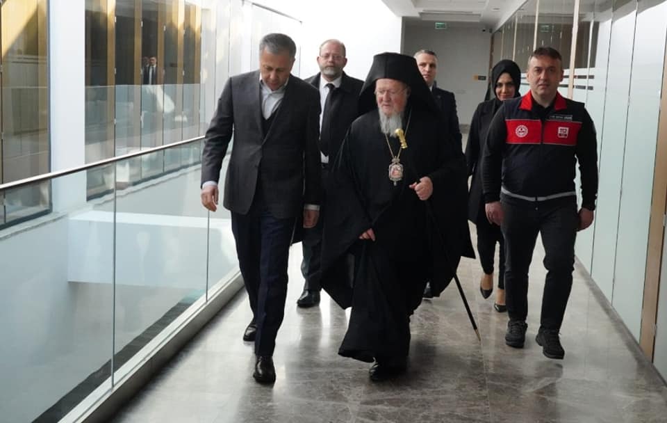 البطريرك المسكوني يسلم والي المدينة مساعدات مالية لضحايا الزلزال