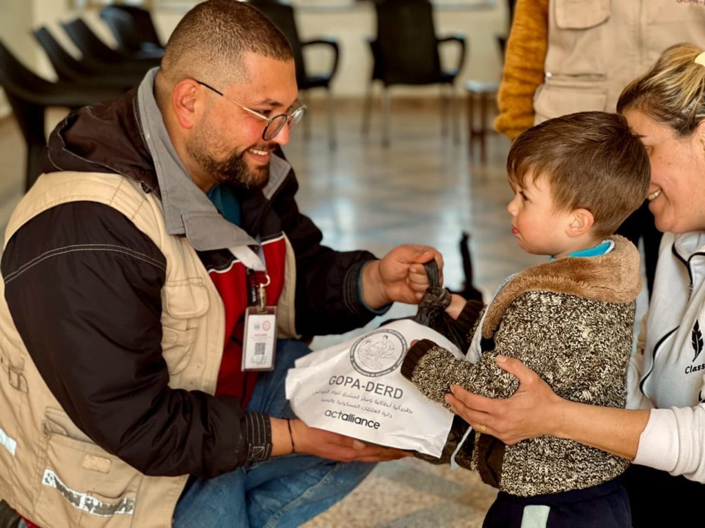 Συνεχίζεται η διανομή ανθρωπιστικής βοήθειας σε σεισμόπληκτες περιοχές στη Συρία