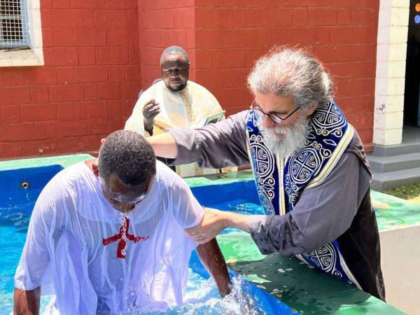 تعميد قس بروتستانتي أرثوذكسيًا في تنزانيا