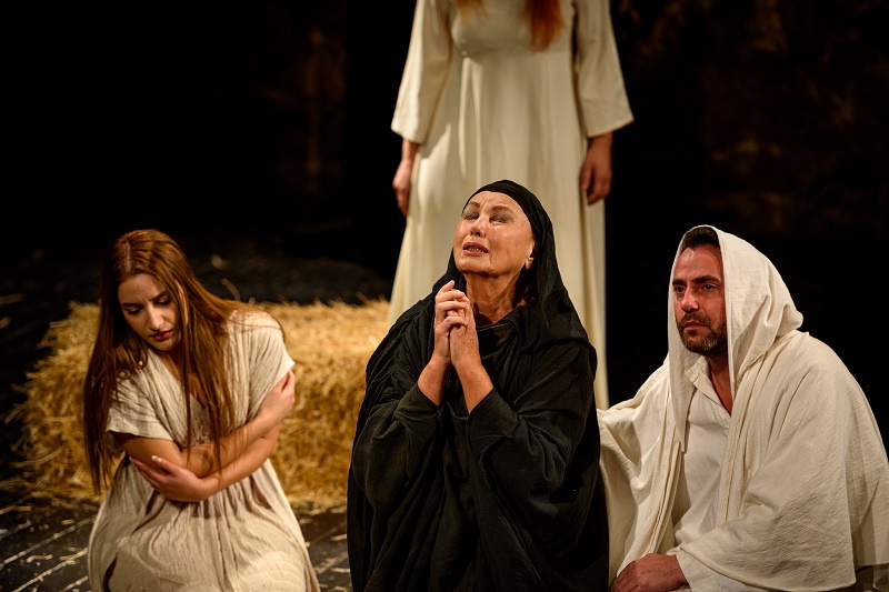 Κλήρος και λαός στην παράσταση «Τo δάκρυ της Παναγίας – Ένας ύμνος για την Σμύρνη»