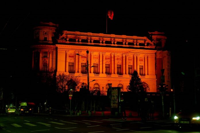 43 κτίρια στο Βουκουρέστι φωτίστηκαν με πορτοκαλί χρώμα για την Παγκόσμια Ημέρα κατά του Καρκίνου