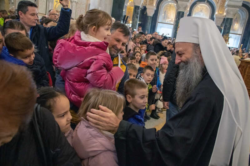 Патријарх Порфирије поделио три хиљаде светосавских пакетића ученицима првог и другог разреда