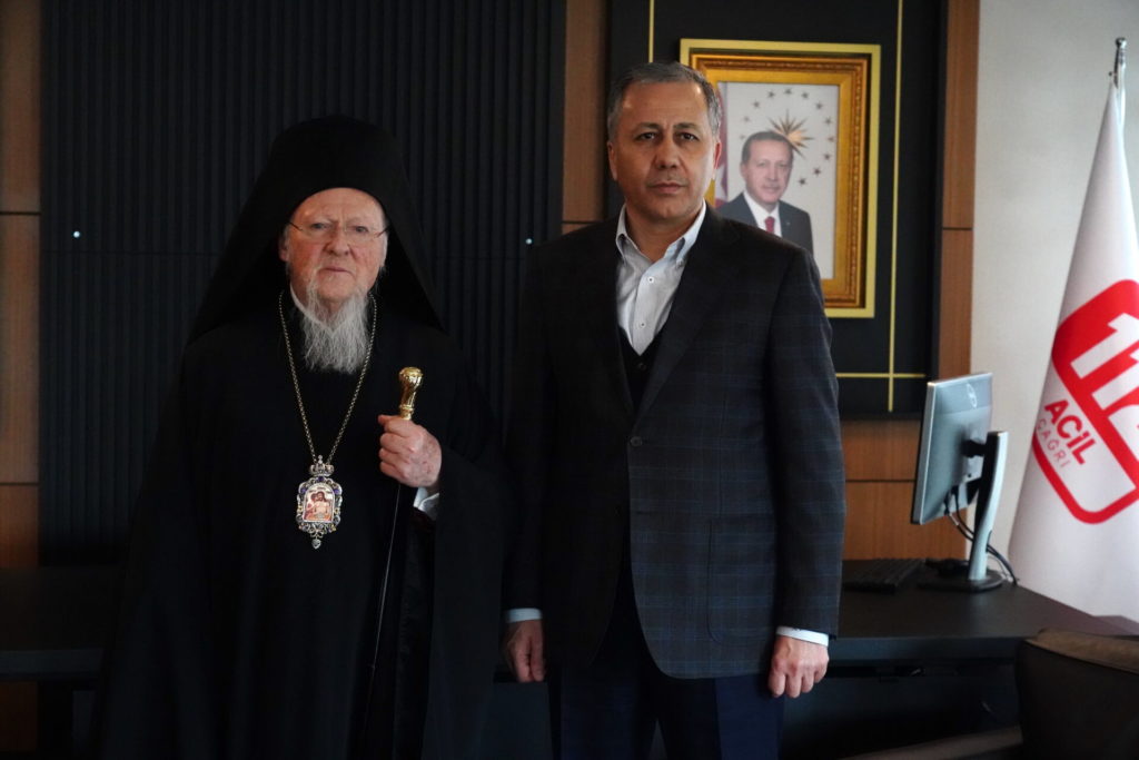 Ο Οικουμενικός Πατριάρχης παρέδωσε στον Νομάρχη της Κωνσταντινουπόλεως οικονομική βοήθεια υπέρ των σεισμοπλήκτων
