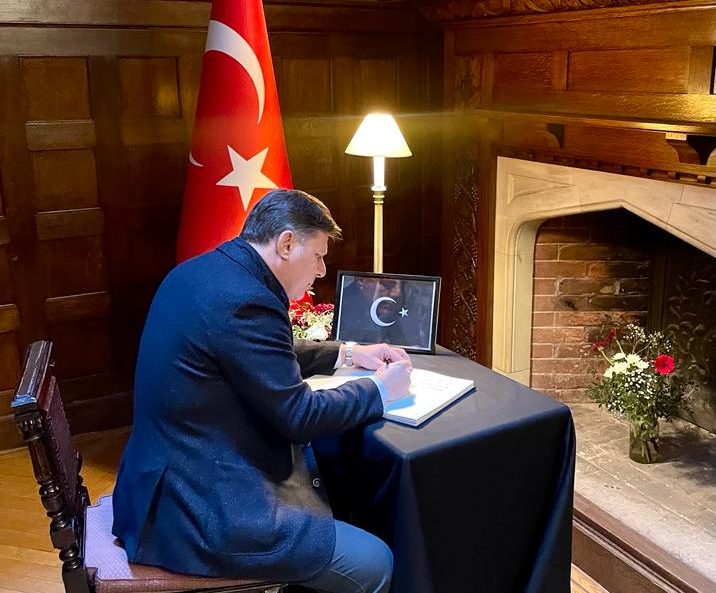 Το βιβλίο συλλυπητηρίων της πρεσβείας της Τουρκίας στην Αθήνα υπέγραψε ο Βαρβιτσιώτης εκ μέρους της Κυβέρνησης