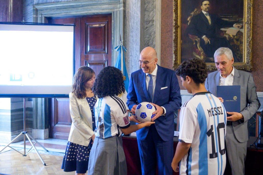 Δωρεά της Κυβέρνησης στην Αργεντινή:  Θα κατασκευαστούν δύο γήπεδα ποδοσφαίρου με την ονομασία Ελλάδα (Grecia)