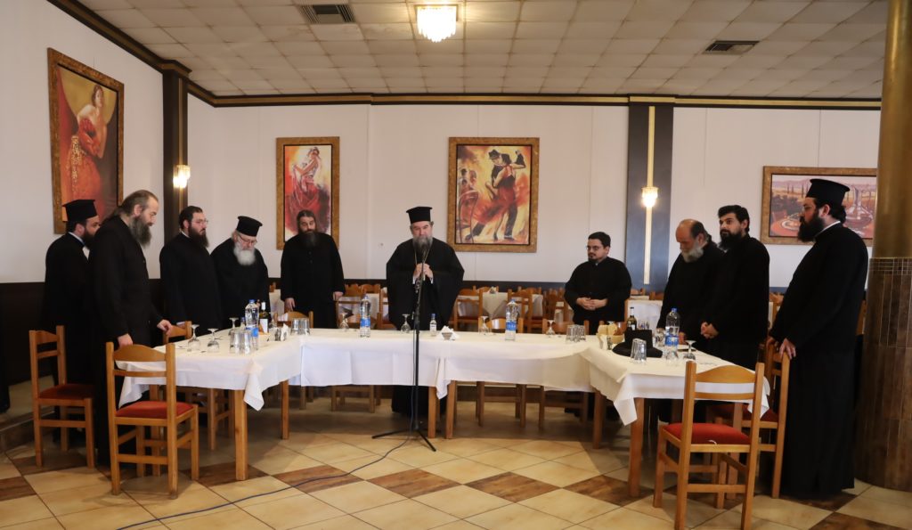 Γιορτινό τραπέζι σε κληρικούς της Μητρόπολης από τον Σερρών Θεολόγο