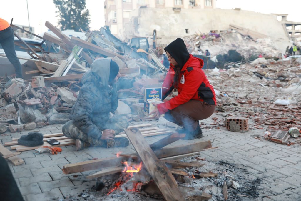 Τρεις άνθρωποι ανασύρθηκαν ζωντανοί 296 ώρες μετά τον σεισμό – Περισσότεροι από  45.000 οι νεκροί