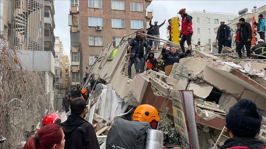 Φονικός σεισμός 7,8 Ρίχτερ στα σύνορα Τουρκίας και Συρίας – Εκατοντάδες οι νεκροί – Η Ελλάδα στέλνει βοήθεια (ΦΩΤΟ & ΒΙΝΤΕΟ)