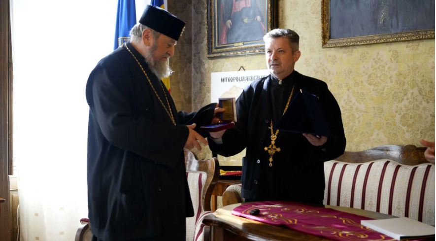 Mitropolitul Laurențiu a primit Medalia și Diploma aniversară a Centenarului Facultății de Teologie Ortodoxă din Oradea