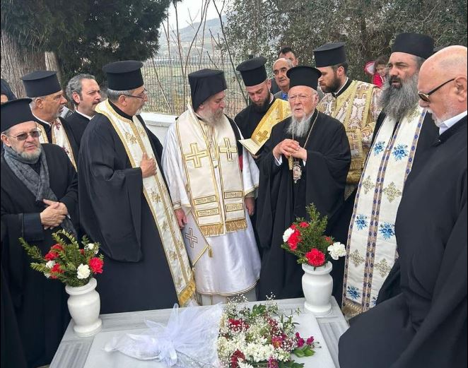 صاحب القداسة في مسقط راسه ايمبروس يزور قبر شقيقته