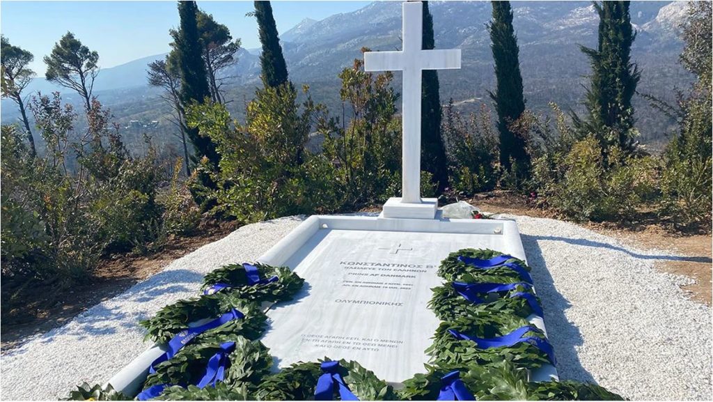 Τρισάγιο στο Τατόι για τον τέως βασιλιά Κωνσταντίνο – Έγιναν τα αποκαλυπτήρια του τάφου του