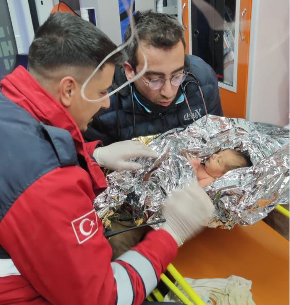 Βρέφος ανασύρθηκε ζωντανό μετά από 90 ώρες: Το θαύμα της ζωής στα συντρίμμια του σεισμού  