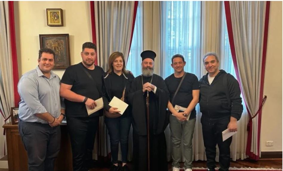 Η τραγουδίστρια Γωγώ Τσαμπά στον Αρχιεπίσκοπο Αυστραλίας