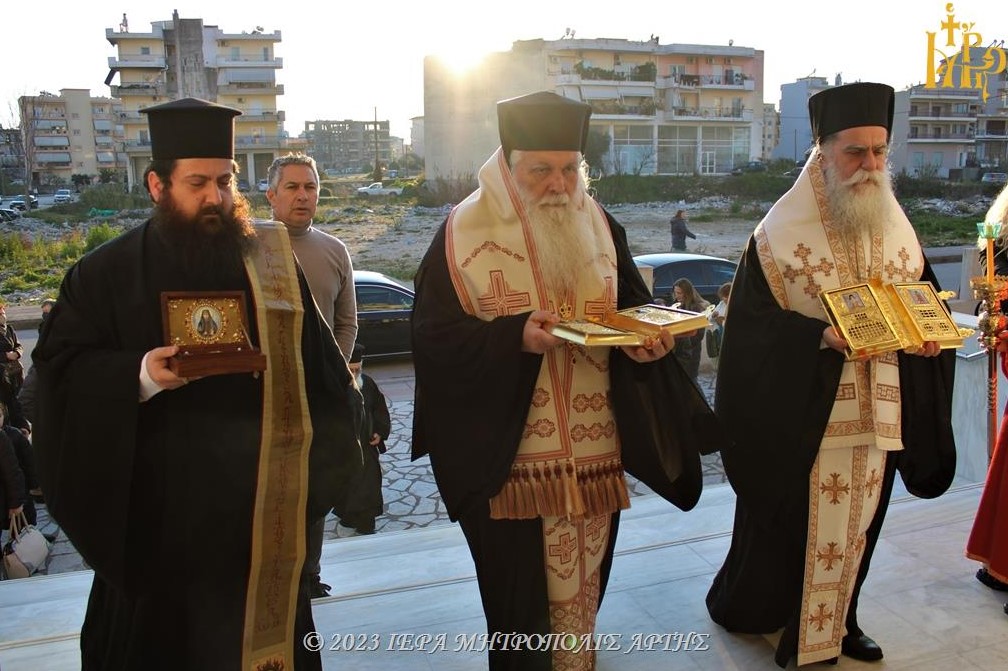 Ο Μητροπολίτης Αργολίδος κόμισε τα Ιερά Λείψανα νεοφανών Αγίων στην Άρτα