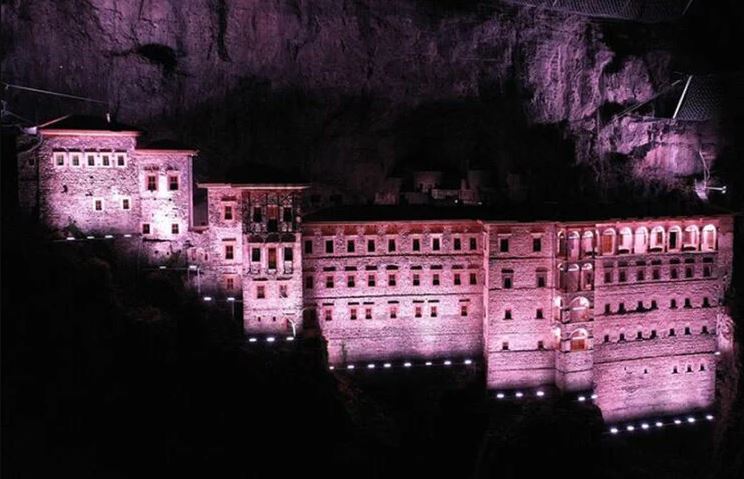 Φωταγωγήθηκε η Παναγία Σουμελά στον Πόντο