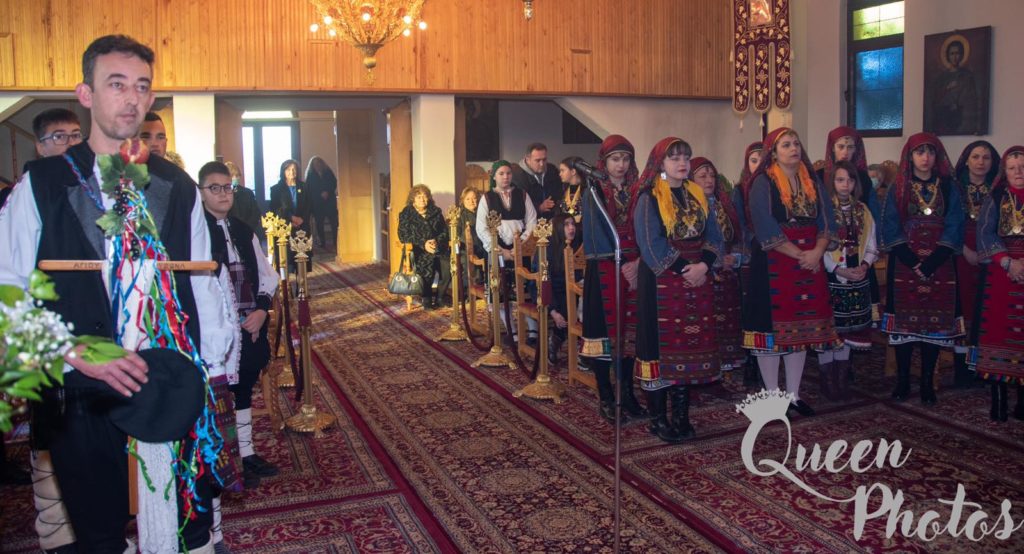 Με τις παραδοσιακές φορεσιές εκκλησιάσθηκαν οι κάτοικοι στα ακριτικά Δίκαια Έβρου