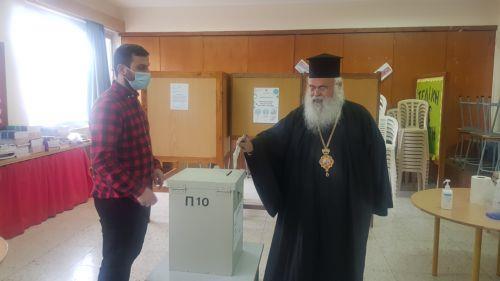Στην Πάφο άσκησε το εκλογικό του δικαίωμα ο Αρχιεπίσκοπος Κύπρου