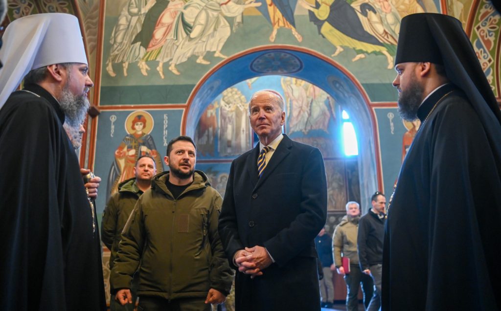 Κίεβο: Στον Καθεδρικό Ναό του Αρχαγγέλου Μιχαήλ ο Τζο Μπάιντεν