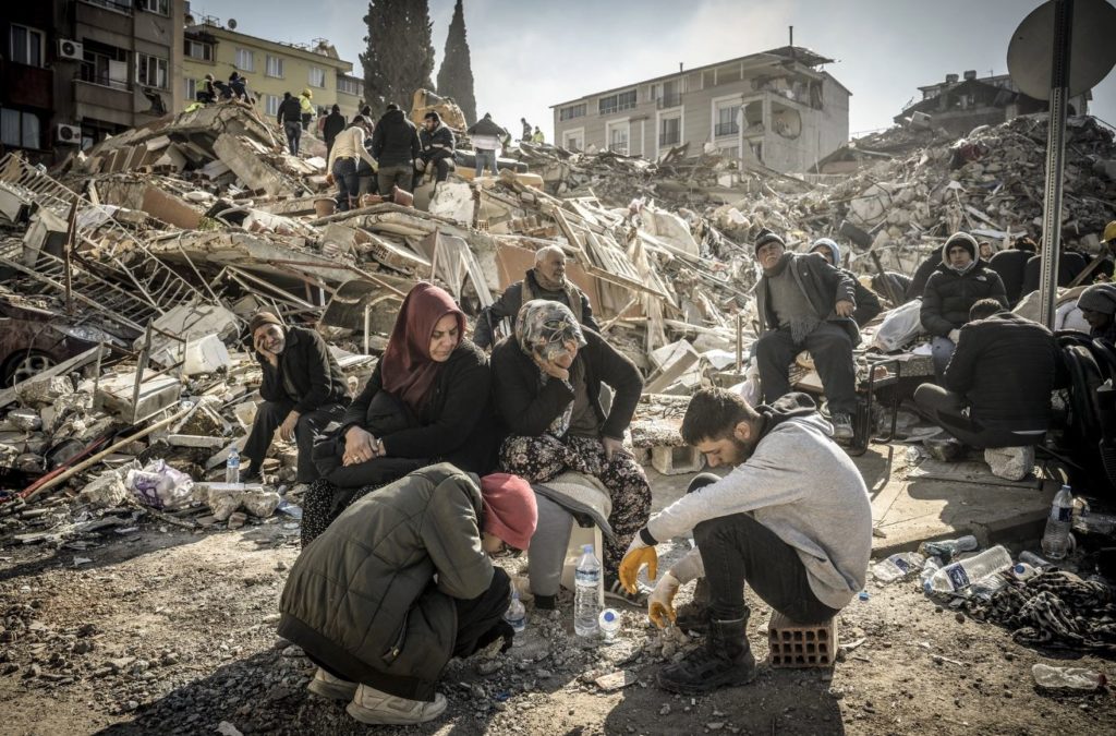 Βουβός πόνος στα χαλάσματα μια εβδομάδα μετά τον φονικό σεισμό – Η προσευχή της Εκκλησίας και το “παρών” της Ελλάδας στις στιγμές ανθρωπιάς