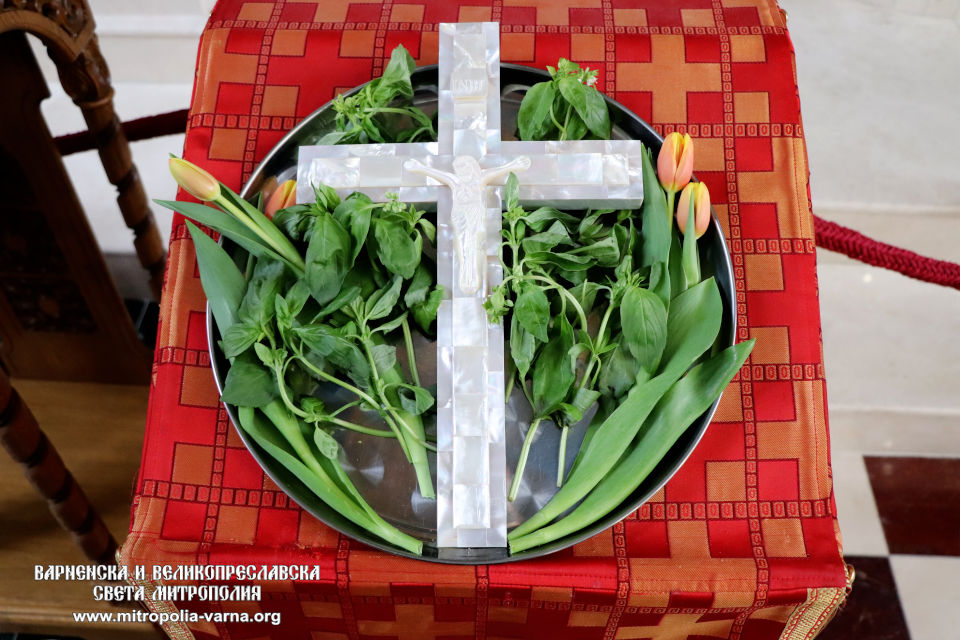 Василиева света Литургия на Неделя Кръстопоклонна в храм “Св. прпмчк Прокопий Варненски”